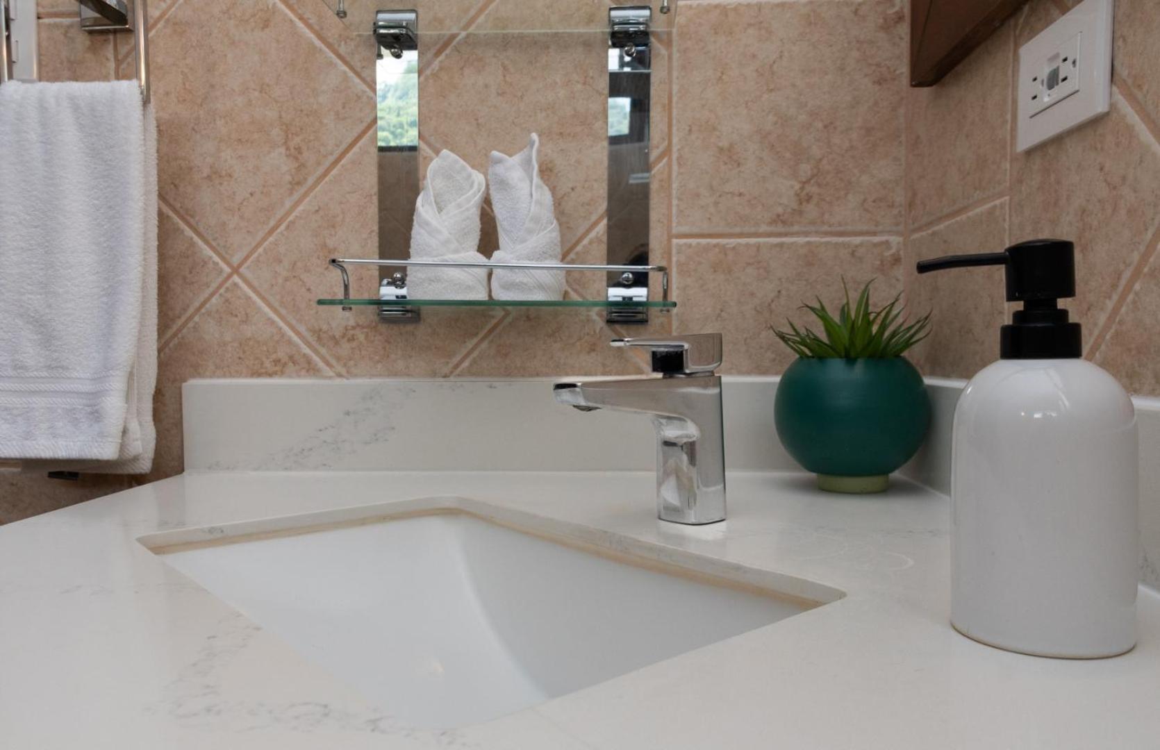 Family Condo Escape 2BR Gated Pool Jacuzzis Security Terrace 2km Walk Beach and Town