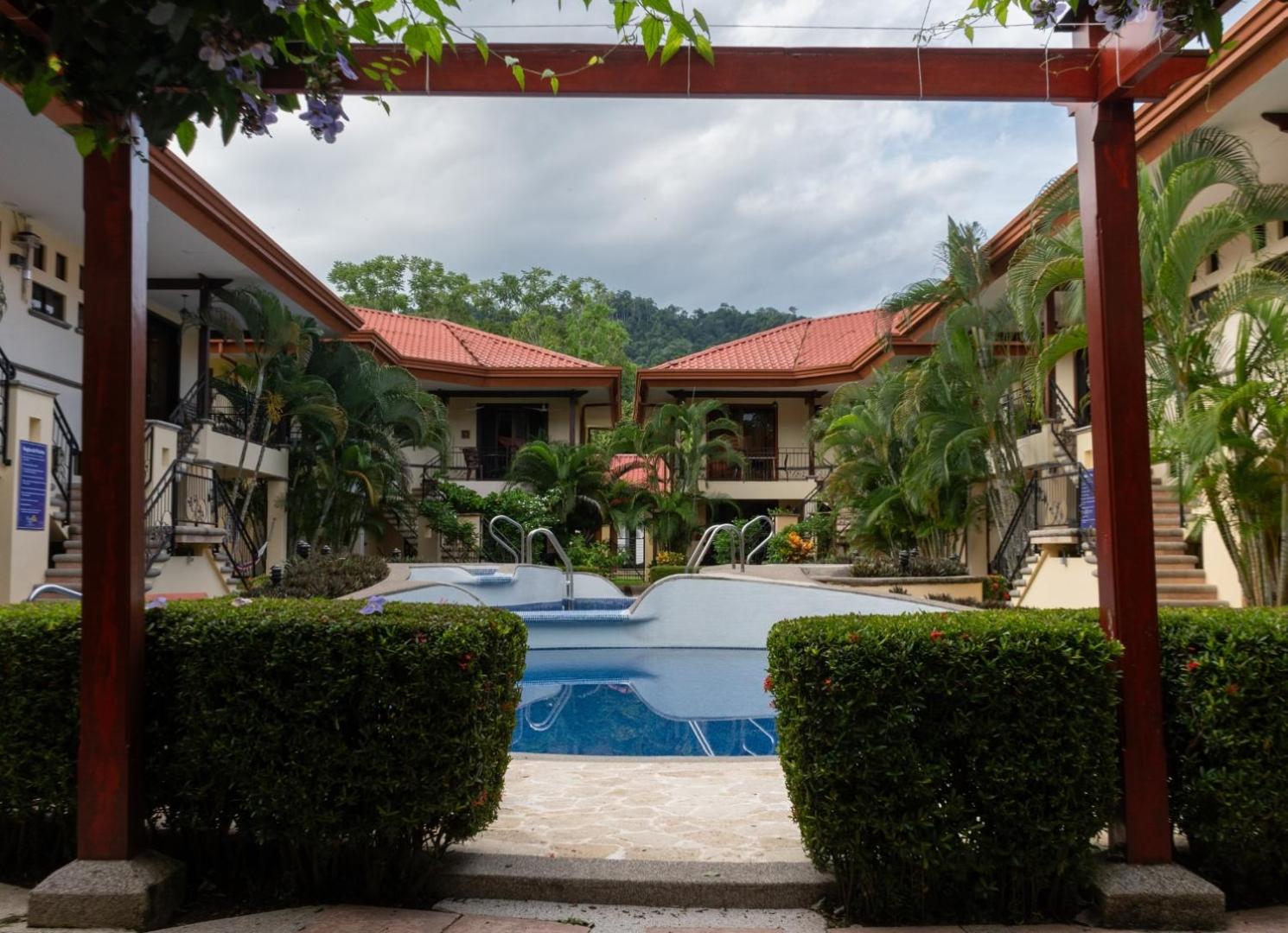 Family Condo Escape 2BR Gated Pool Jacuzzis Security Terrace 2km Walk Beach and Town