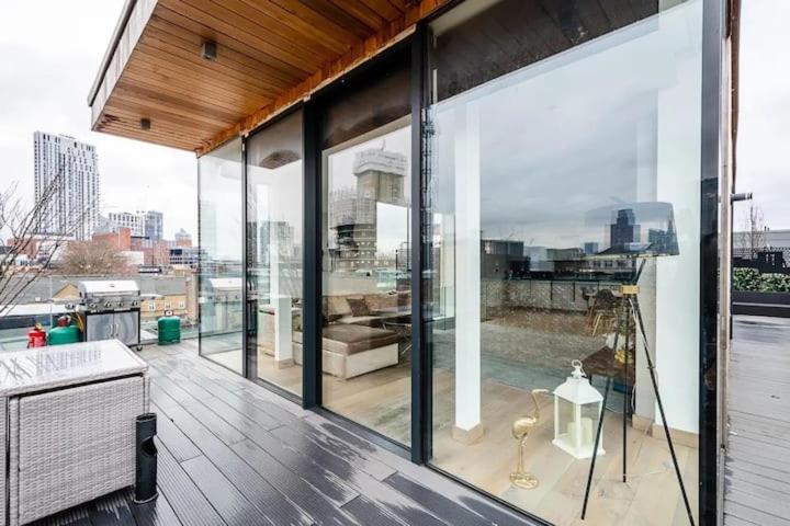 3 Bed 2 Bath Penthouse Hoxton Square with Terrace