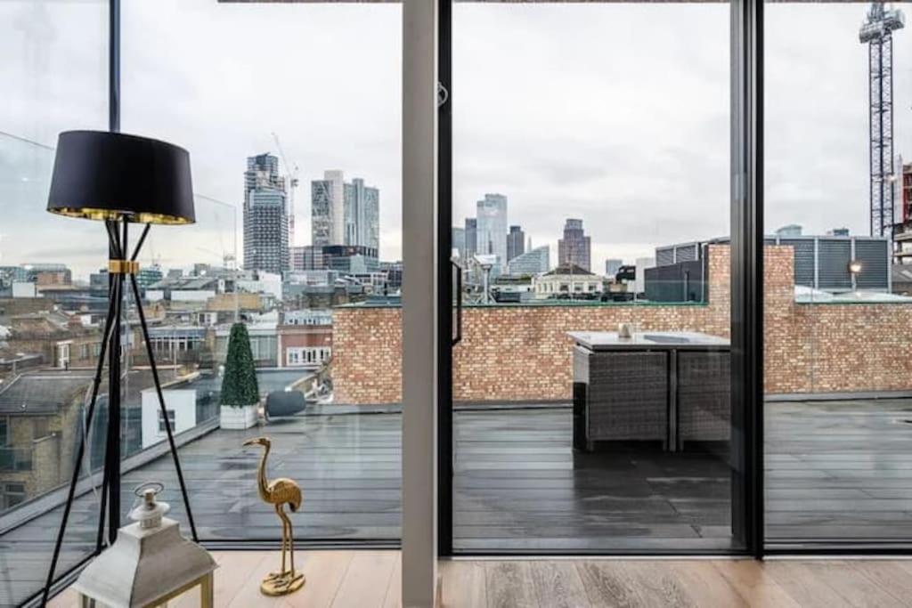 3 Bed 2 Bath Penthouse Hoxton Square with Terrace