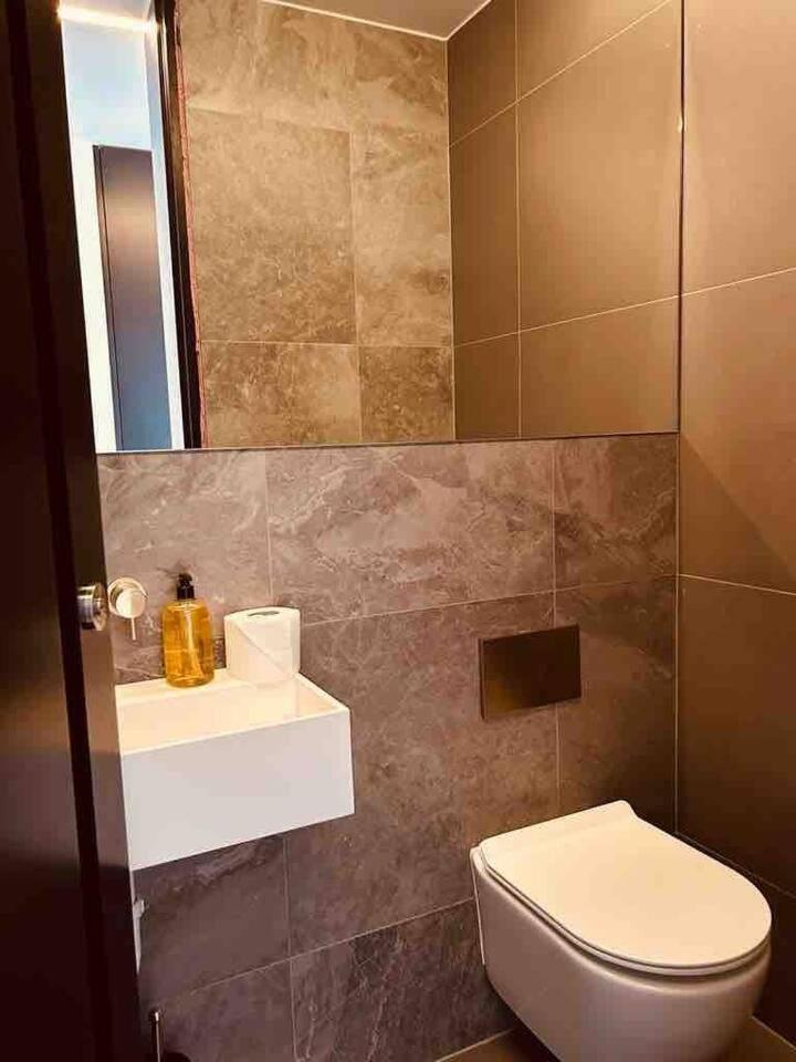 3 Bed 2 Bath Penthouse Hoxton Square with Terrace