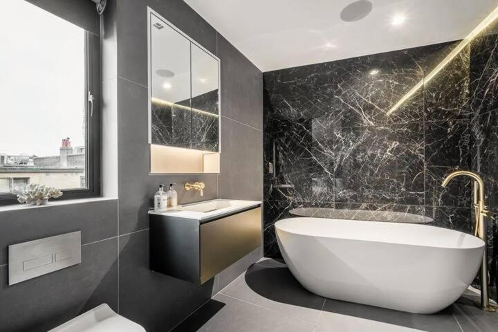 3 Bed 2 Bath Penthouse Hoxton Square with Terrace