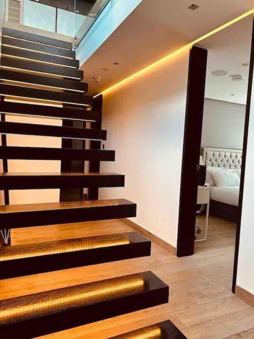 3 Bed 2 Bath Penthouse Hoxton Square with Terrace
