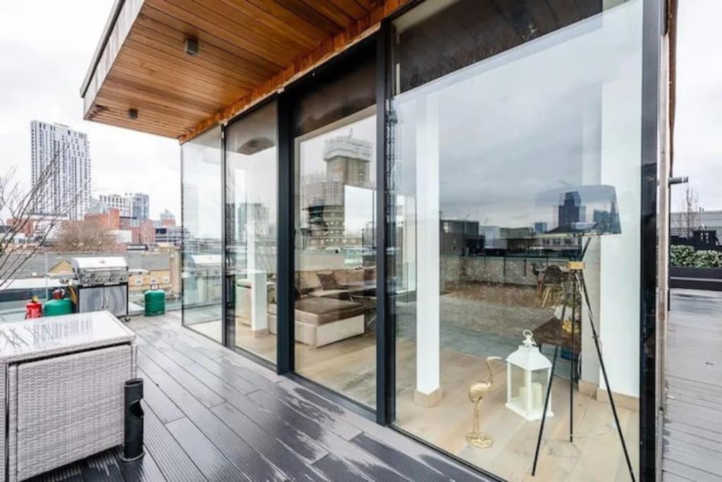 3 Bed 2 Bath Penthouse Hoxton Square with Terrace
