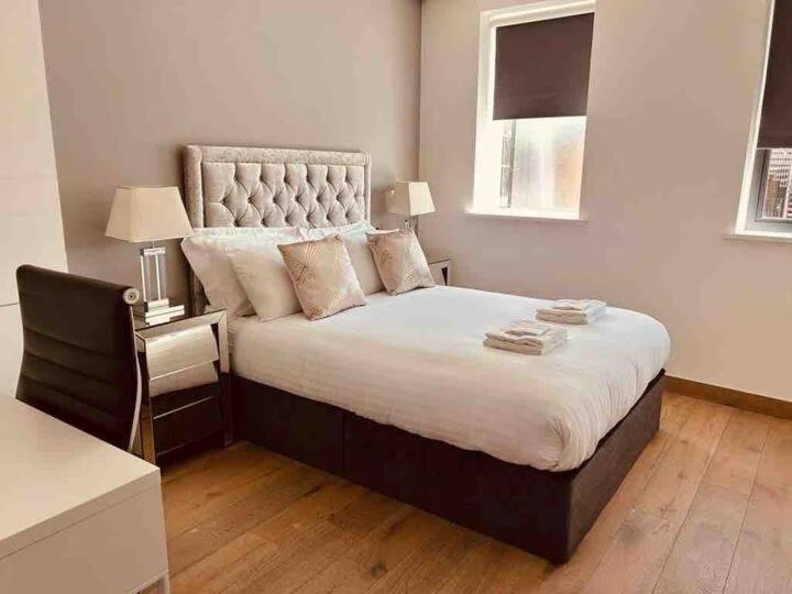 3 Bed 2 Bath Penthouse Hoxton Square with Terrace