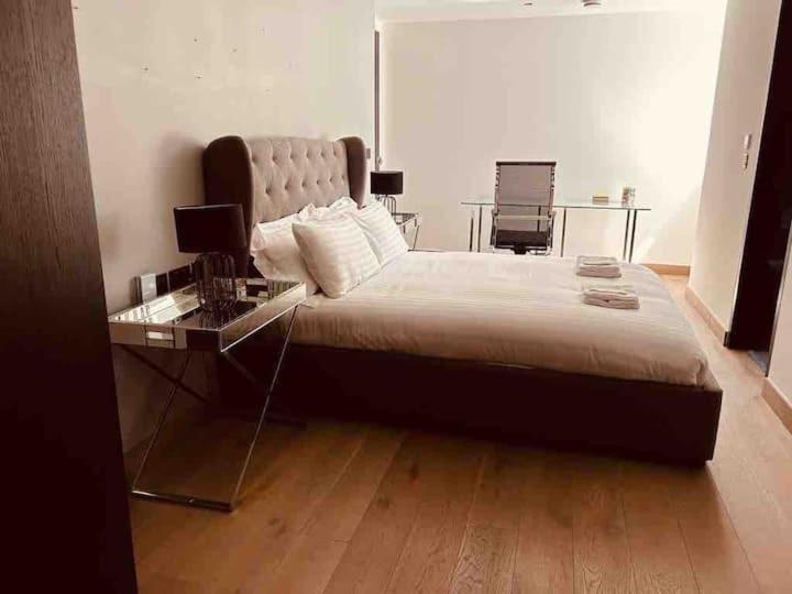 3 Bed 2 Bath Penthouse Hoxton Square with Terrace