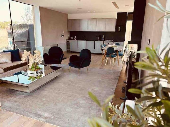 3 Bed 2 Bath Penthouse Hoxton Square with Terrace