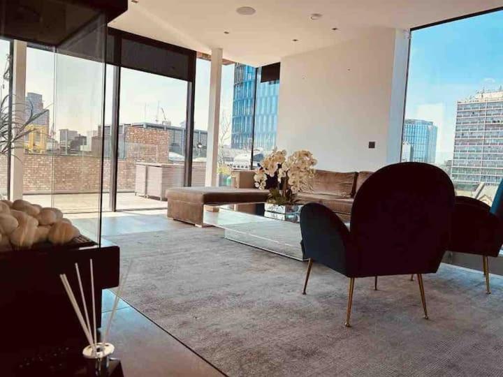 3 Bed 2 Bath Penthouse Hoxton Square with Terrace