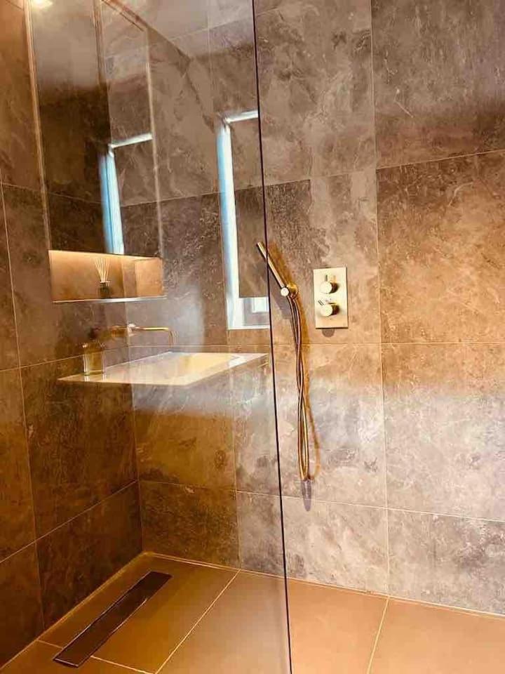 3 Bed 2 Bath Penthouse Hoxton Square with Terrace