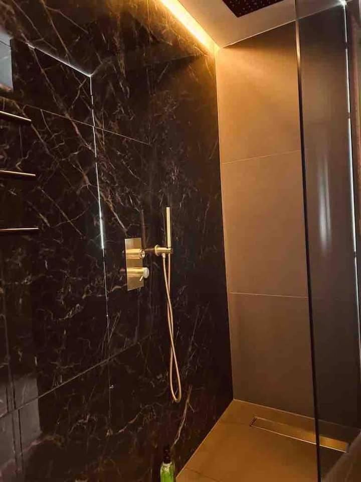 3 Bed 2 Bath Penthouse Hoxton Square with Terrace