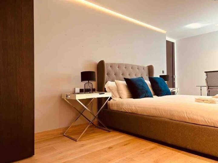 3 Bed 2 Bath Penthouse Hoxton Square with Terrace