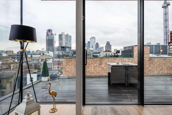 3 Bed 2 Bath Penthouse Hoxton Square with Terrace