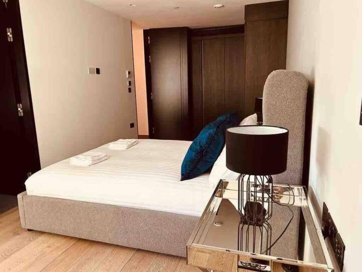 3 Bed 2 Bath Penthouse Hoxton Square with Terrace