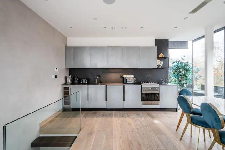 3 Bed 2 Bath Penthouse Hoxton Square with Terrace