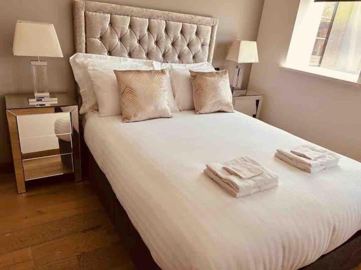 3 Bed 2 Bath Penthouse Hoxton Square with Terrace