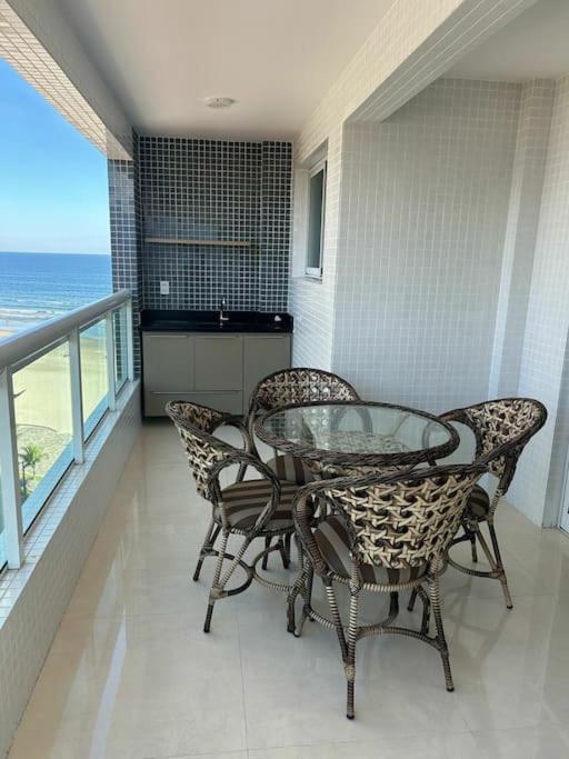 Apt novíssimo pé na areia com vista para o mar