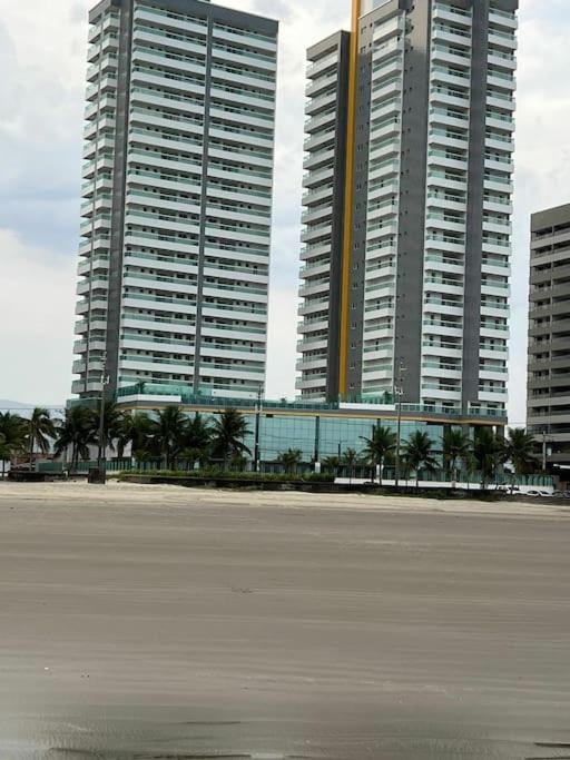 Apt novíssimo pé na areia com vista para o mar