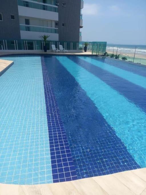 Apt novíssimo pé na areia com vista para o mar