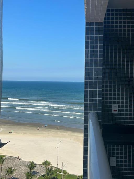 Apt novíssimo pé na areia com vista para o mar