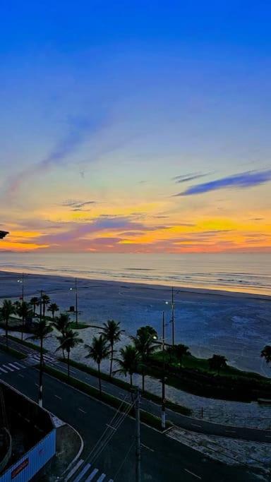 Apt novíssimo pé na areia com vista para o mar