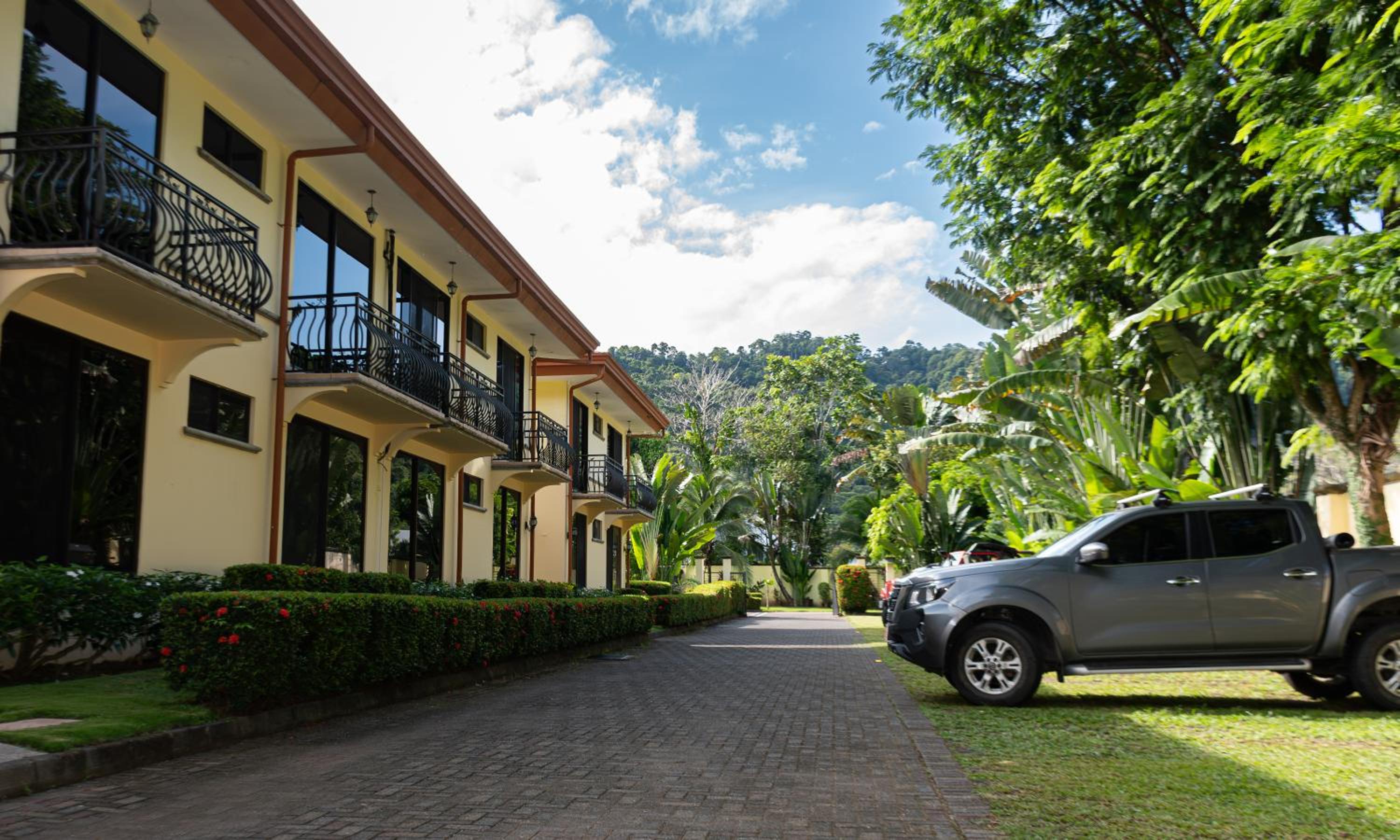 Family Condo Escape 2BR Gated Pool Jacuzzis Security Terrace 2km Walk Beach and Town