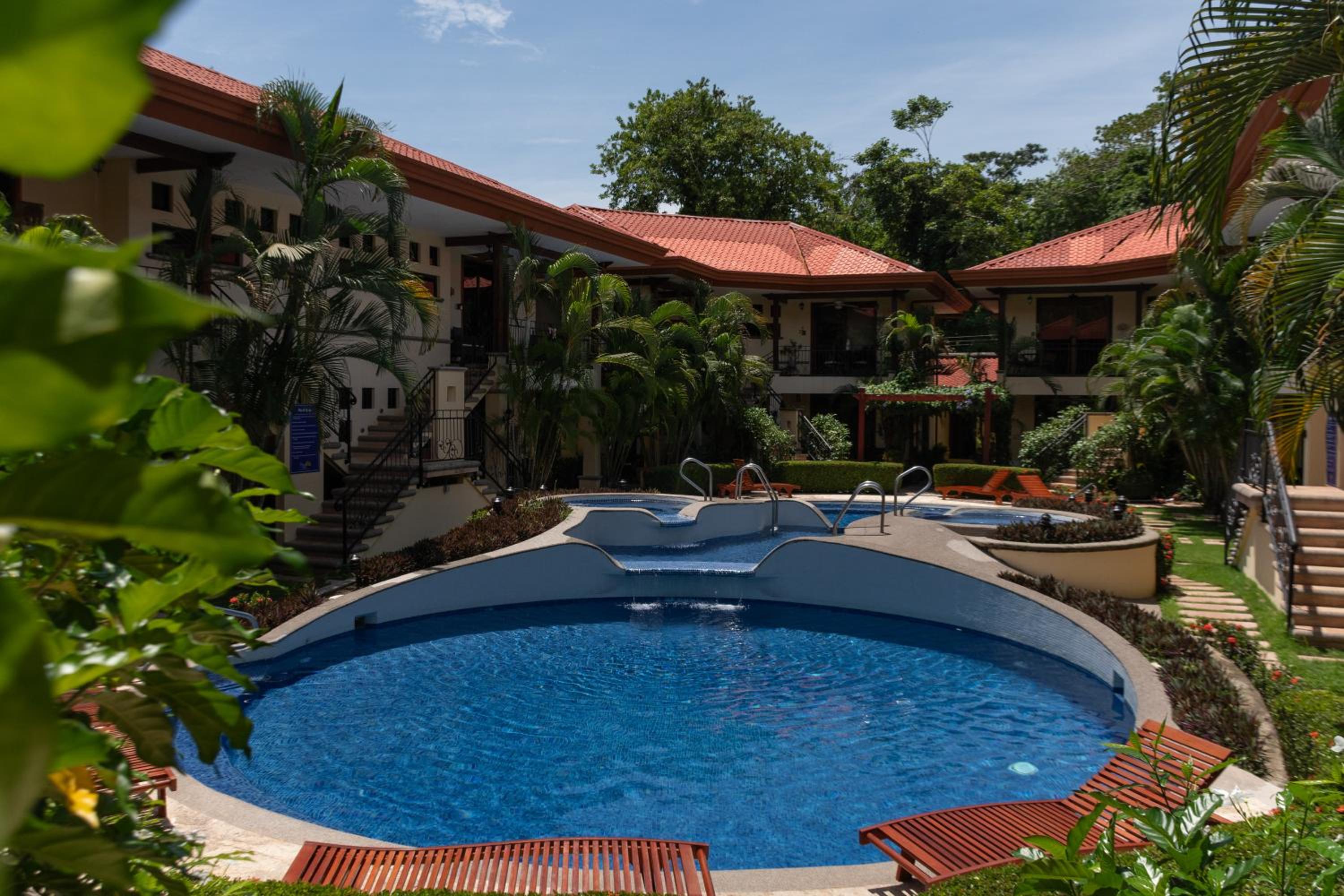 Family Condo Escape 2BR Gated Pool Jacuzzis Security Terrace 2km Walk Beach and Town
