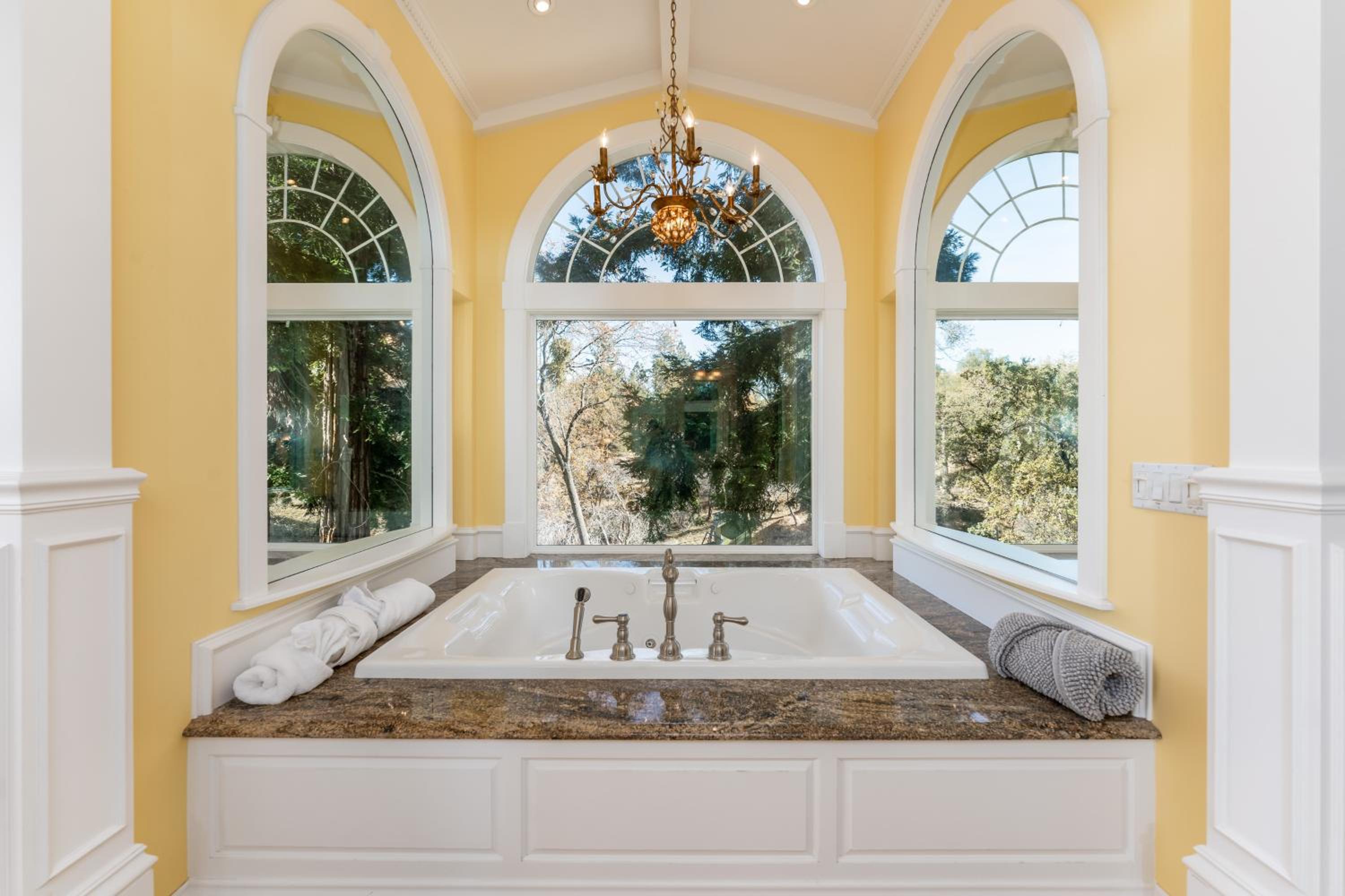 Private 2 Homes for 16 Near Yosemite & Bass Lake
