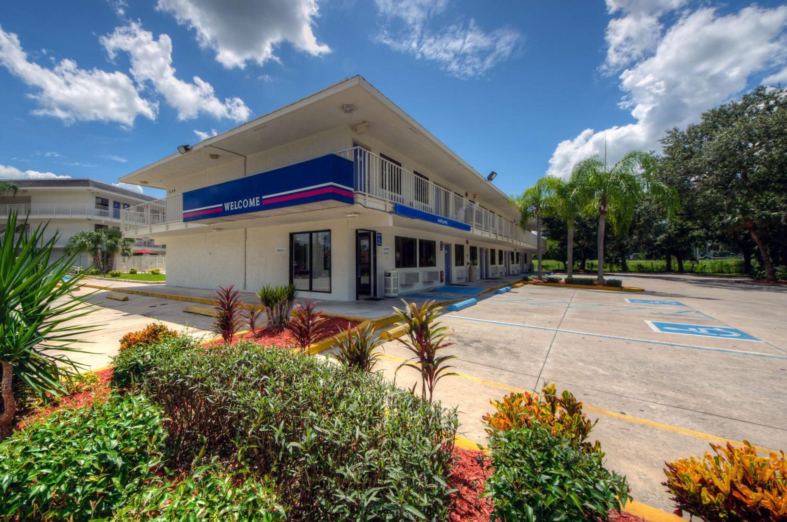 Motel 6-Bradenton, FL - Property Image 2