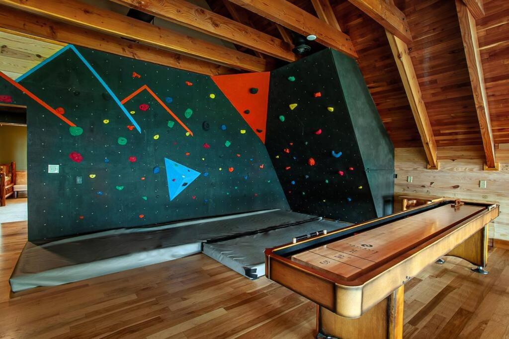 Magestica - Luxury Lodge -Wedding Retreats and Getaways - Premiere Smoky Mountain Views Gatlinburg-Pigeon Forge- Outdoor Pool - Arcade Room - Luxury Lodge  view 4