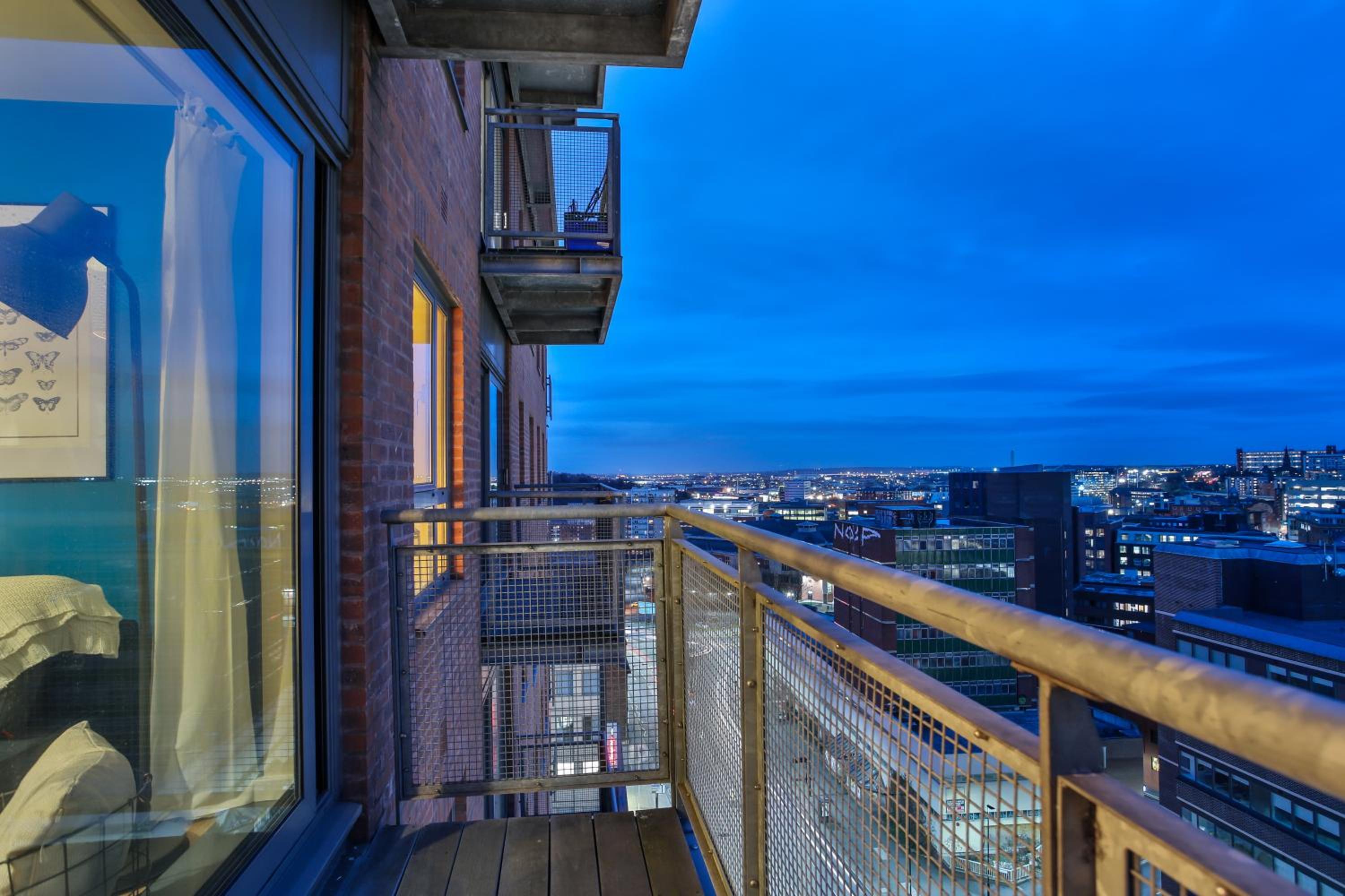Skyview City Centre Apartment 2 Bedrooms 4 Beds 2 Showers Free Parking view 2