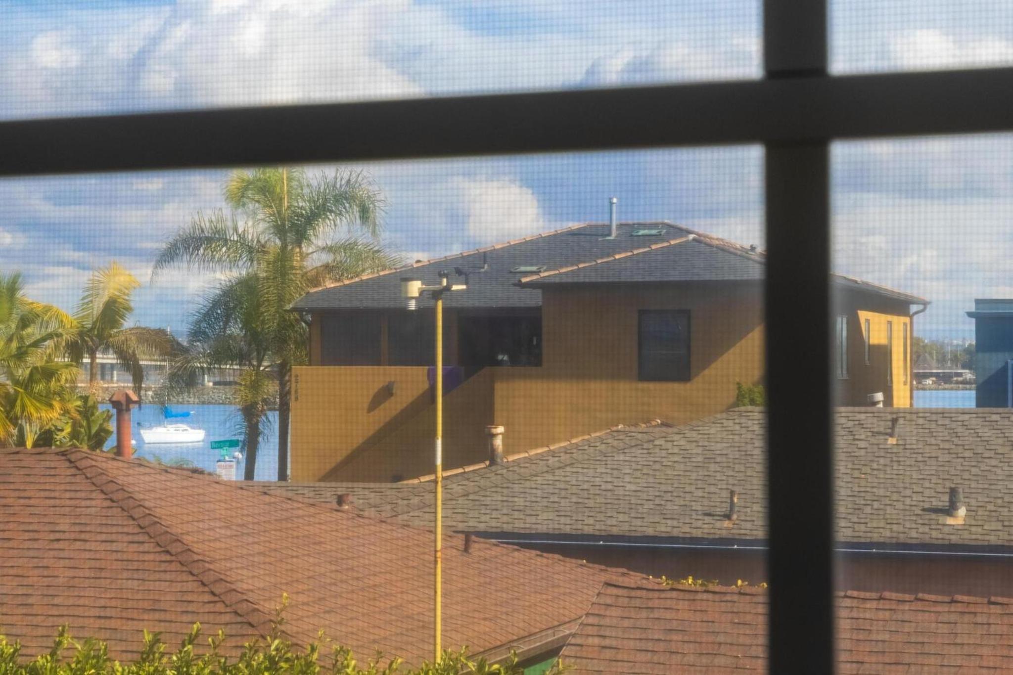 Fantastic bayside vacation home - WiFi, central AC, patio, private washer & dryer view 5