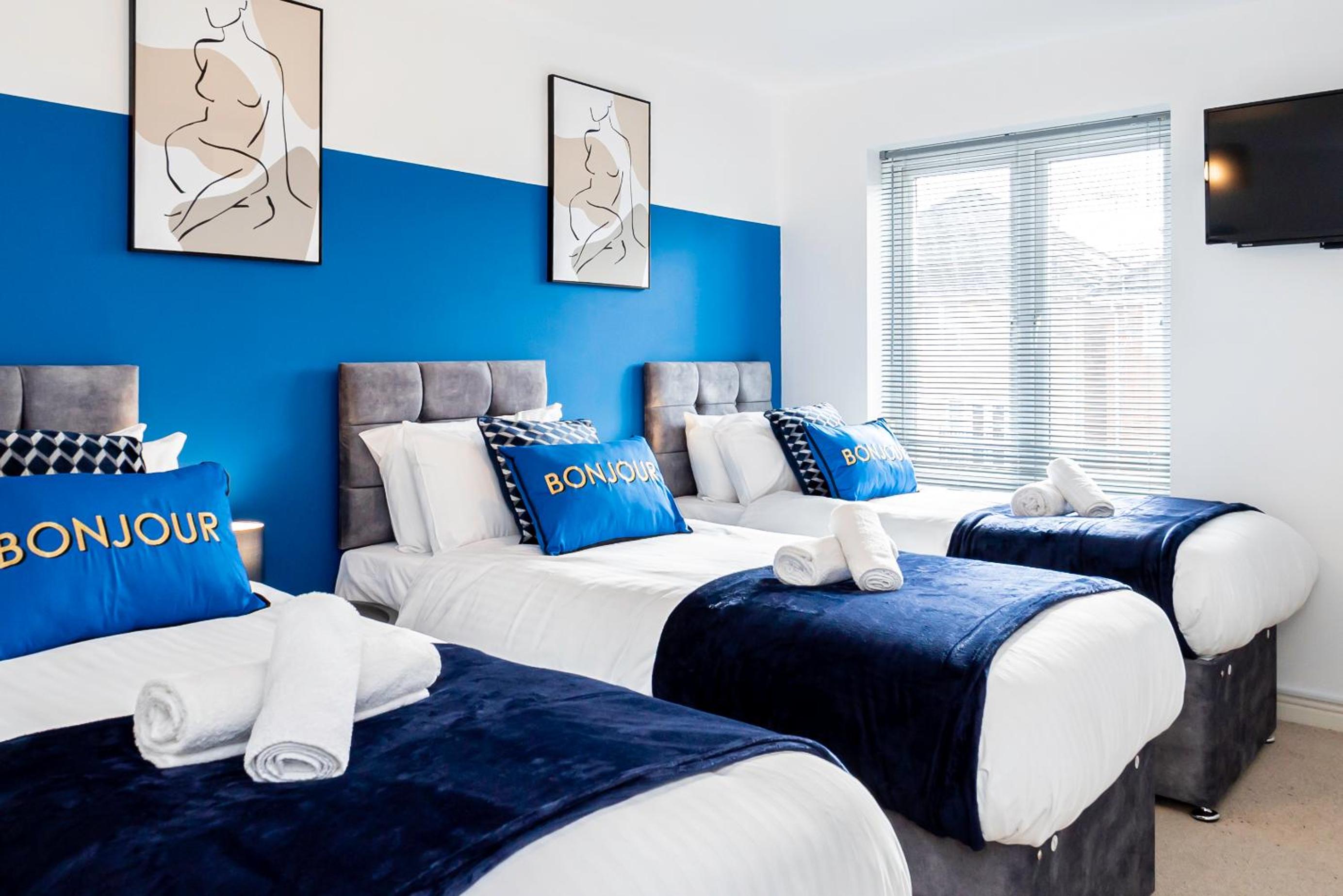 Wow BooK ME 9 beds 25 Baths CONTRACTORS,FAMILY! view 3