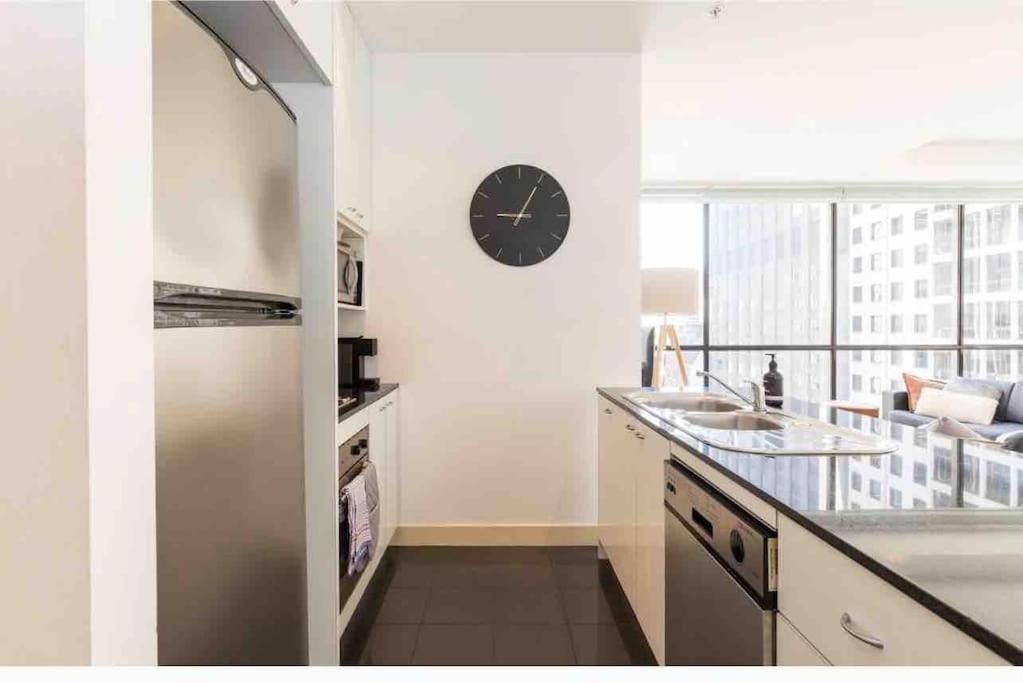 Bright City Views Melbourne Central Penthouse on Collins
