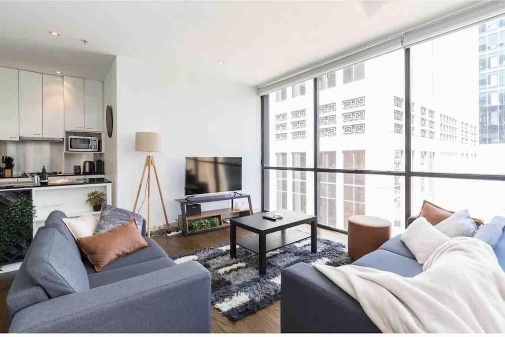 Bright City Views Melbourne Central Penthouse on Collins