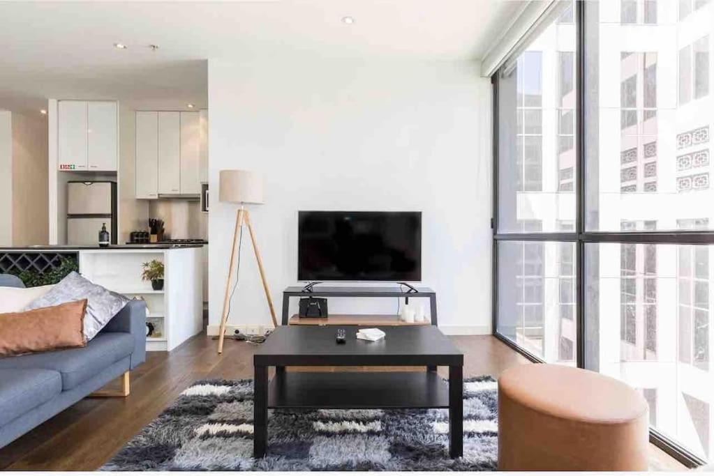 Bright City Views Melbourne Central Penthouse on Collins