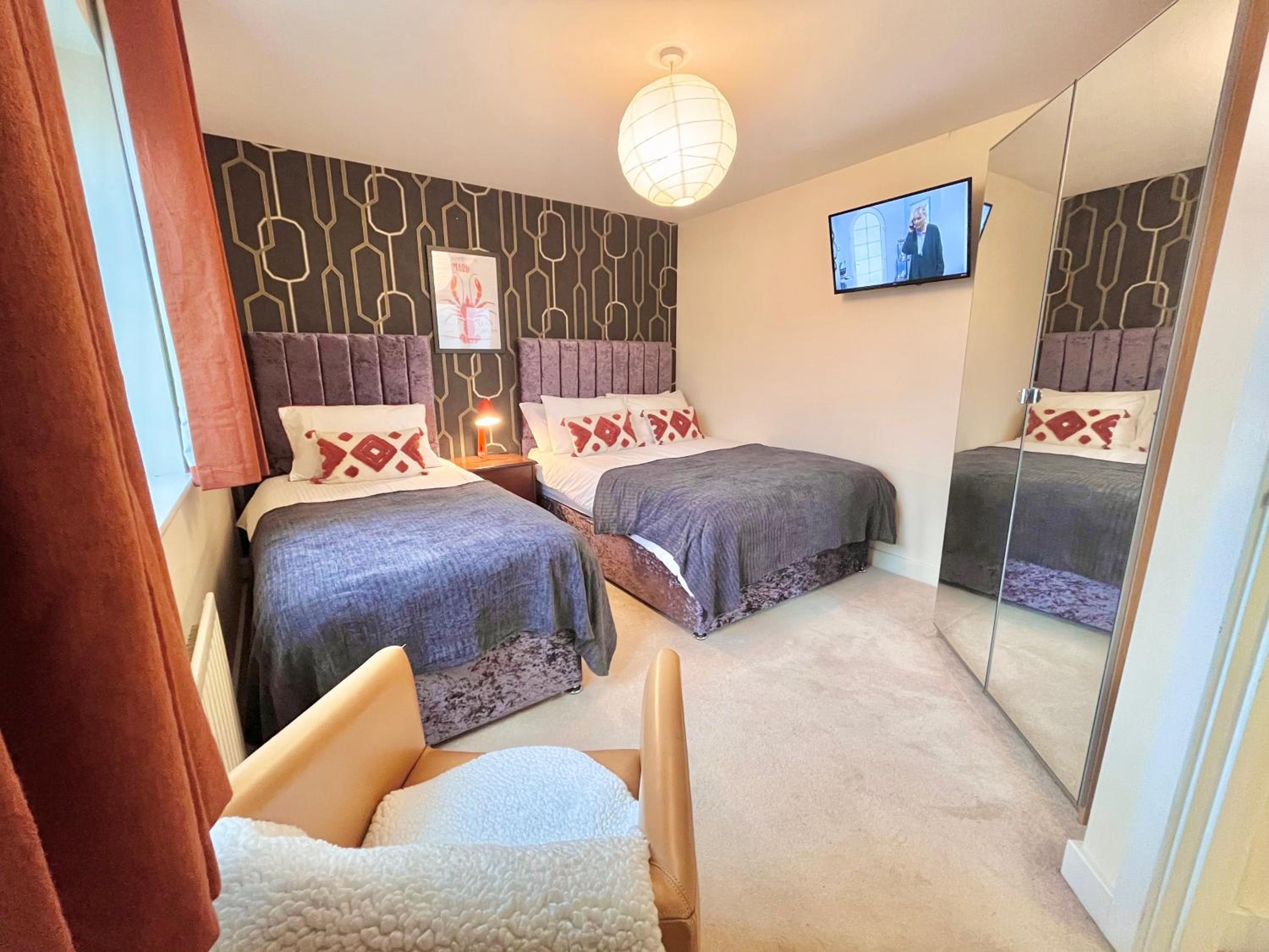 Payler 4 Bedroom House Stylish with 7 Beds Parking Near M1