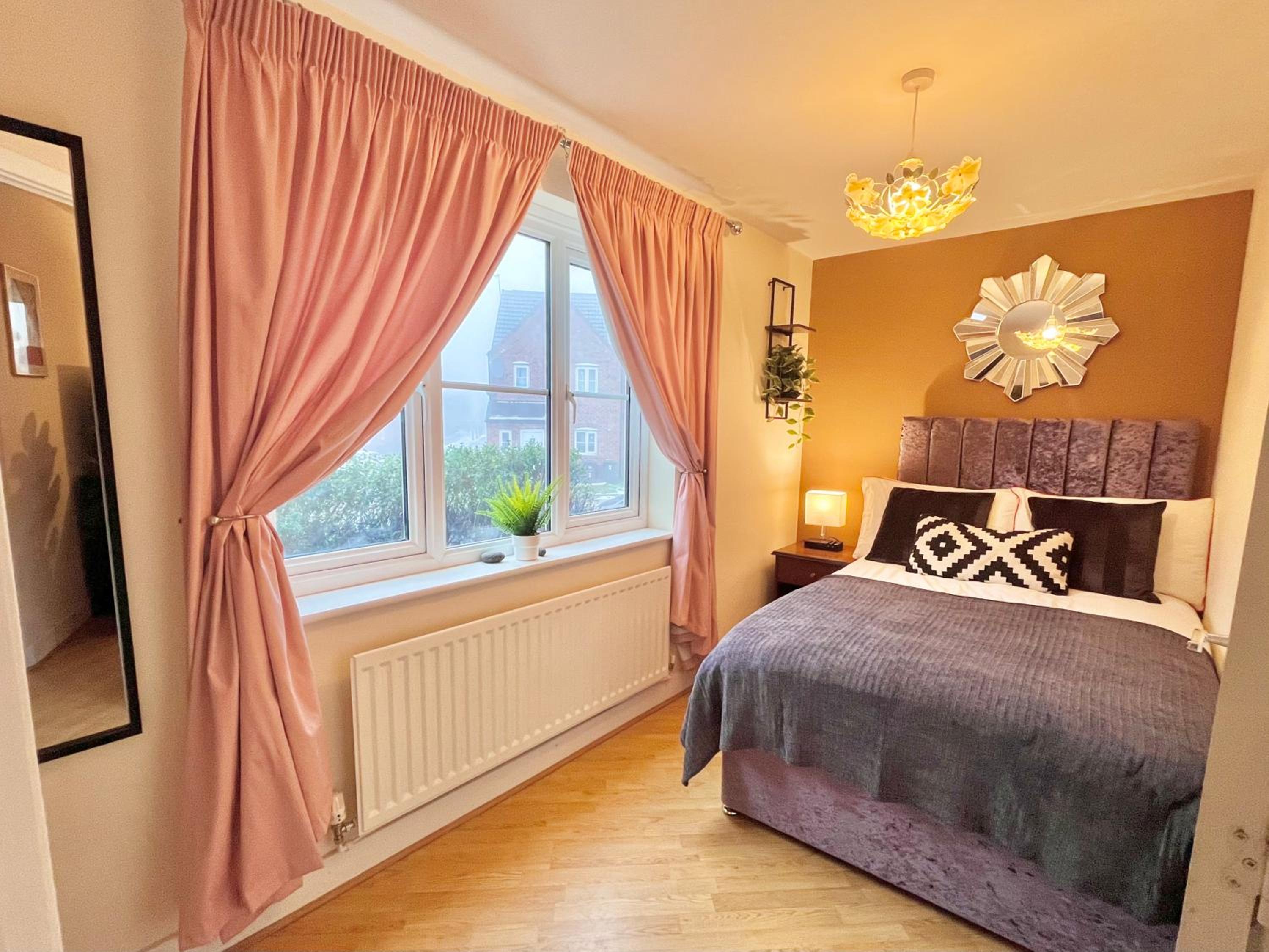 Payler 4 Bedroom House Stylish with 7 Beds Parking Near M1