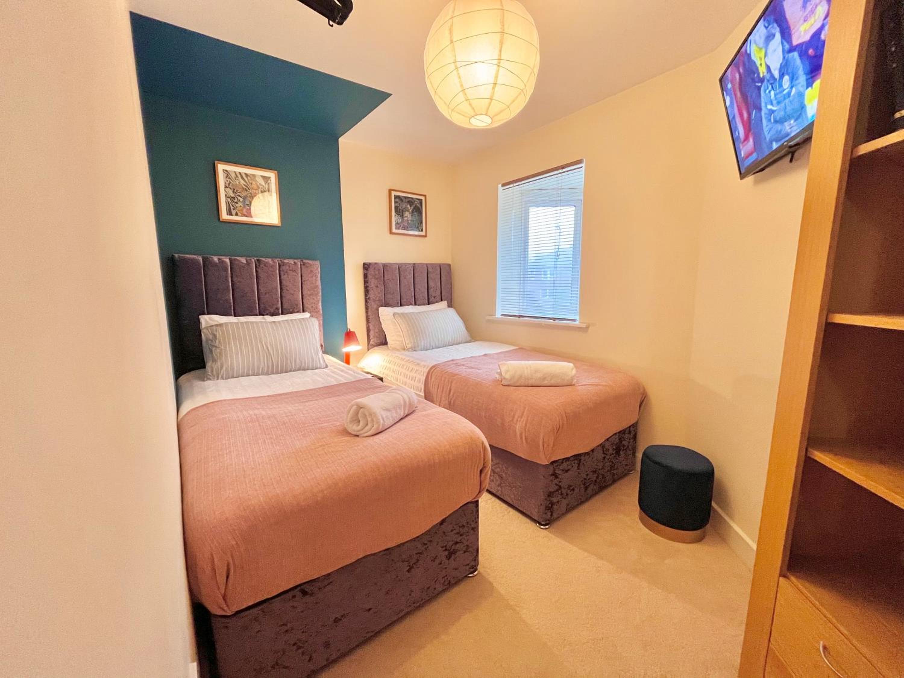 Payler 4 Bedroom House Stylish with 7 Beds Parking Near M1