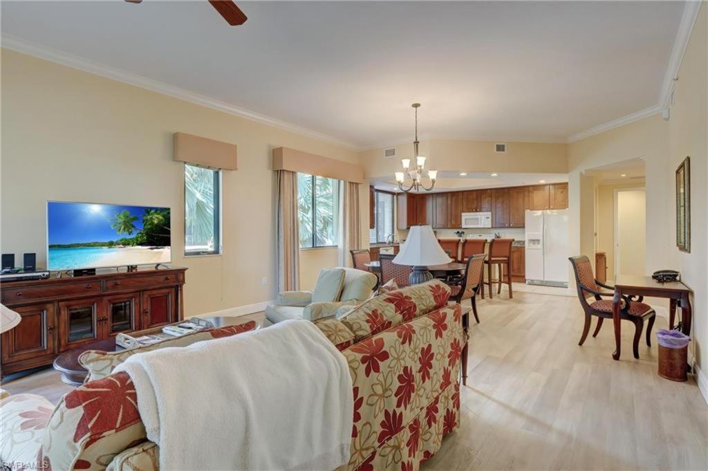 Beautiful Condo in Naples!