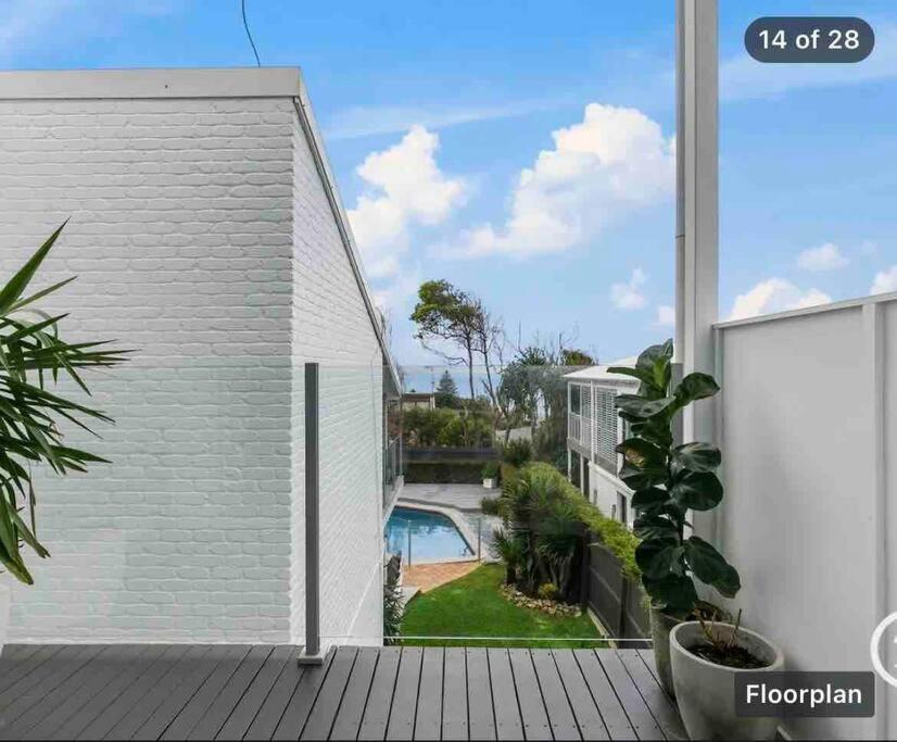 WHITE BEACH HOUSE High on Belmore, PETS welcome