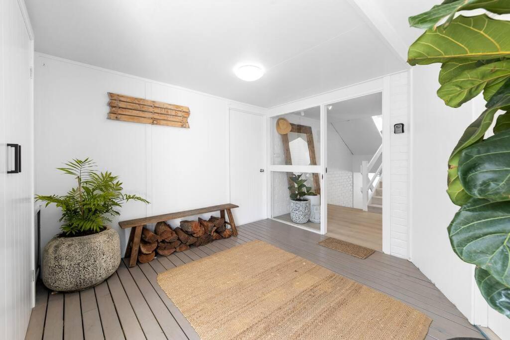 WHITE BEACH HOUSE High on Belmore, PETS welcome