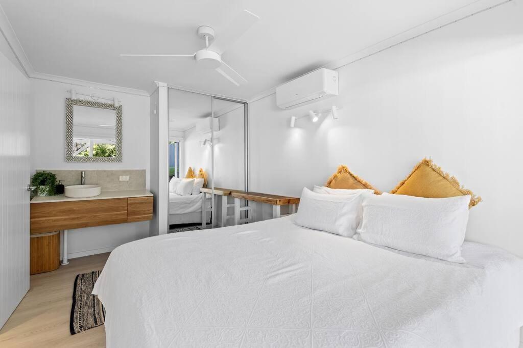 WHITE BEACH HOUSE High on Belmore, PETS welcome
