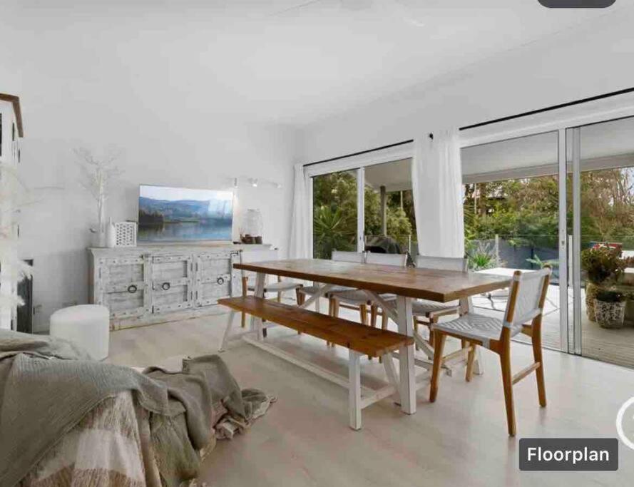WHITE BEACH HOUSE High on Belmore, PETS welcome