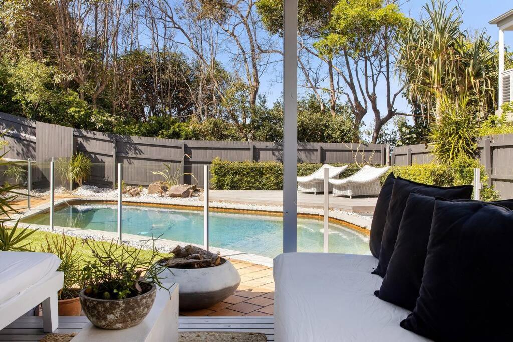 WHITE BEACH HOUSE High on Belmore, PETS welcome