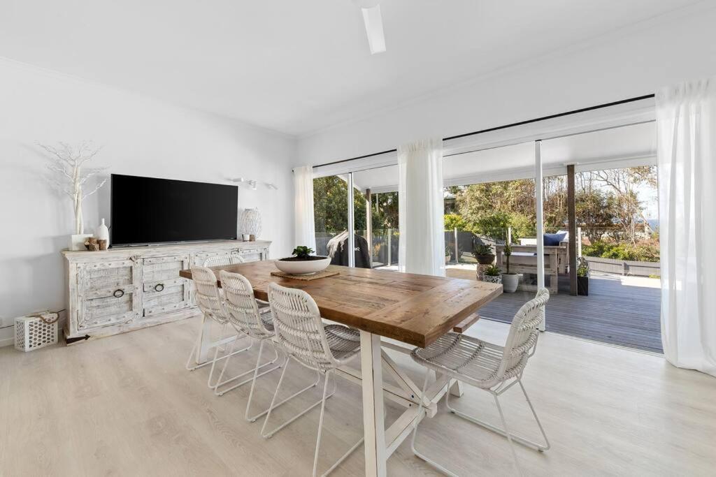WHITE BEACH HOUSE High on Belmore, PETS welcome