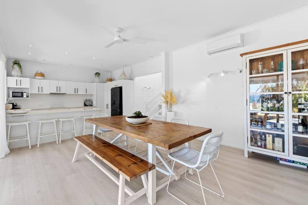 WHITE BEACH HOUSE High on Belmore, PETS welcome