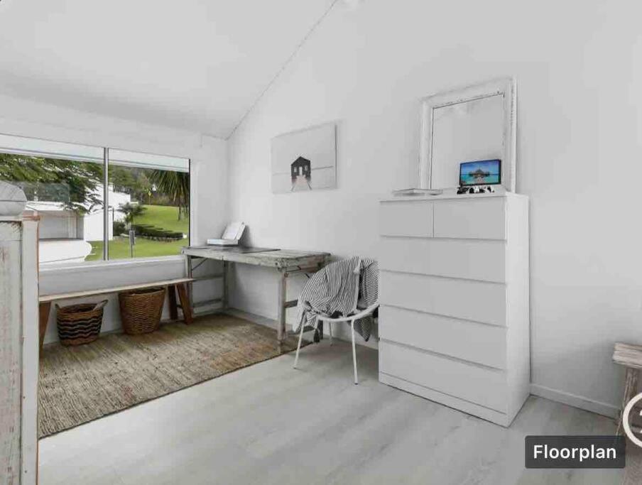 WHITE BEACH HOUSE High on Belmore, PETS welcome