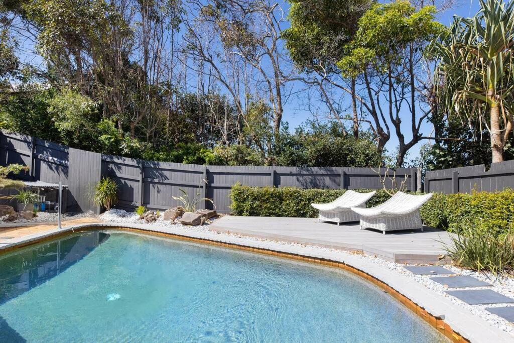 WHITE BEACH HOUSE High on Belmore, PETS welcome