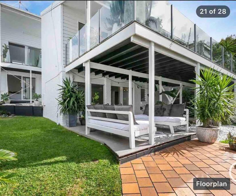 WHITE BEACH HOUSE High on Belmore, PETS welcome