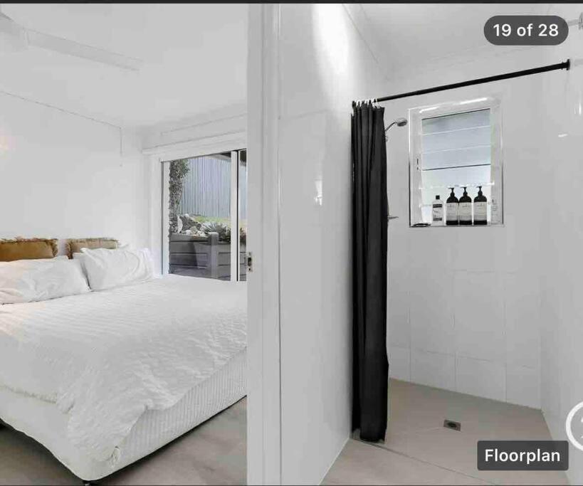 WHITE BEACH HOUSE High on Belmore, PETS welcome
